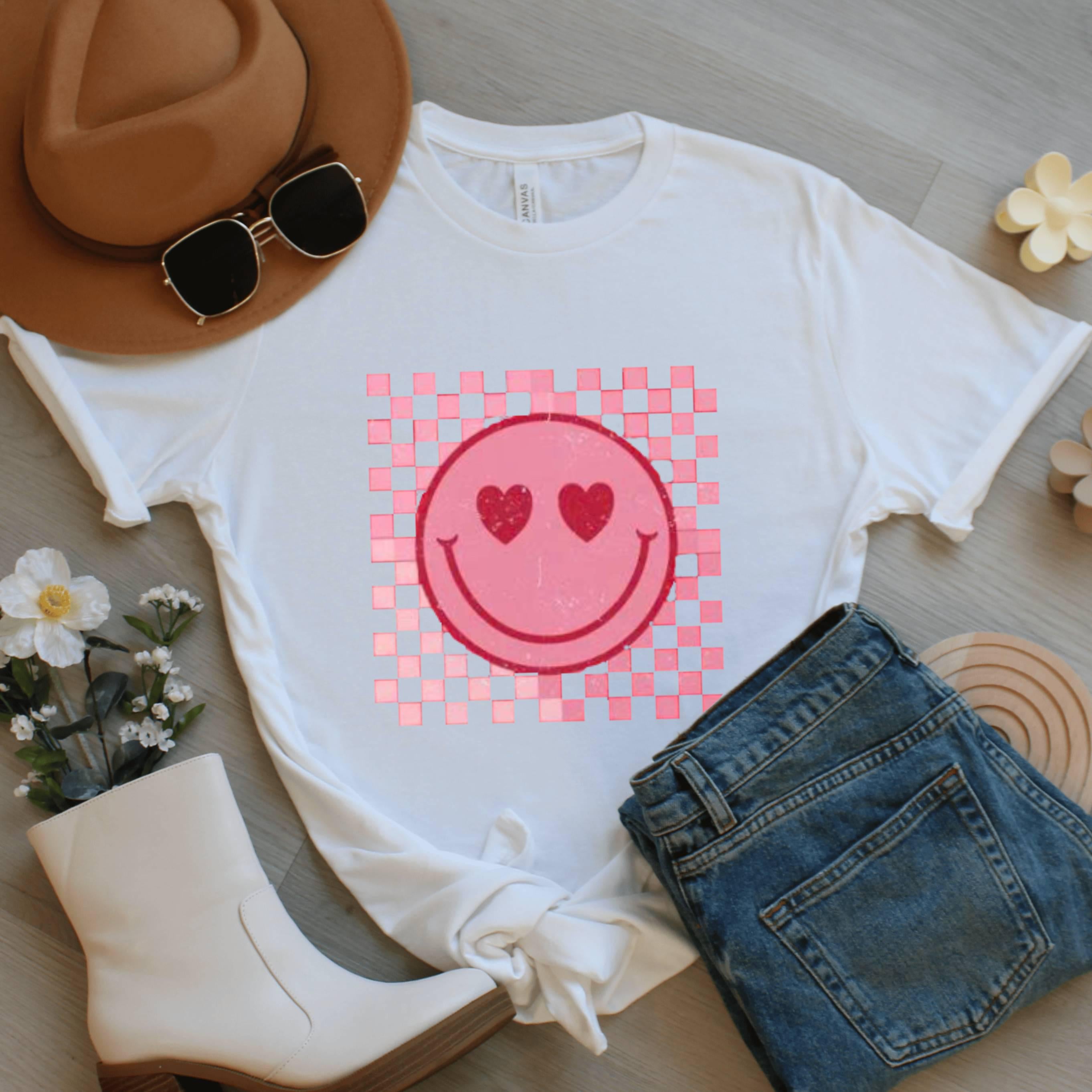 Retro Smiley Face T-Shirt: Red Checkerboard Heart Eyes, Y2K Graphic Top