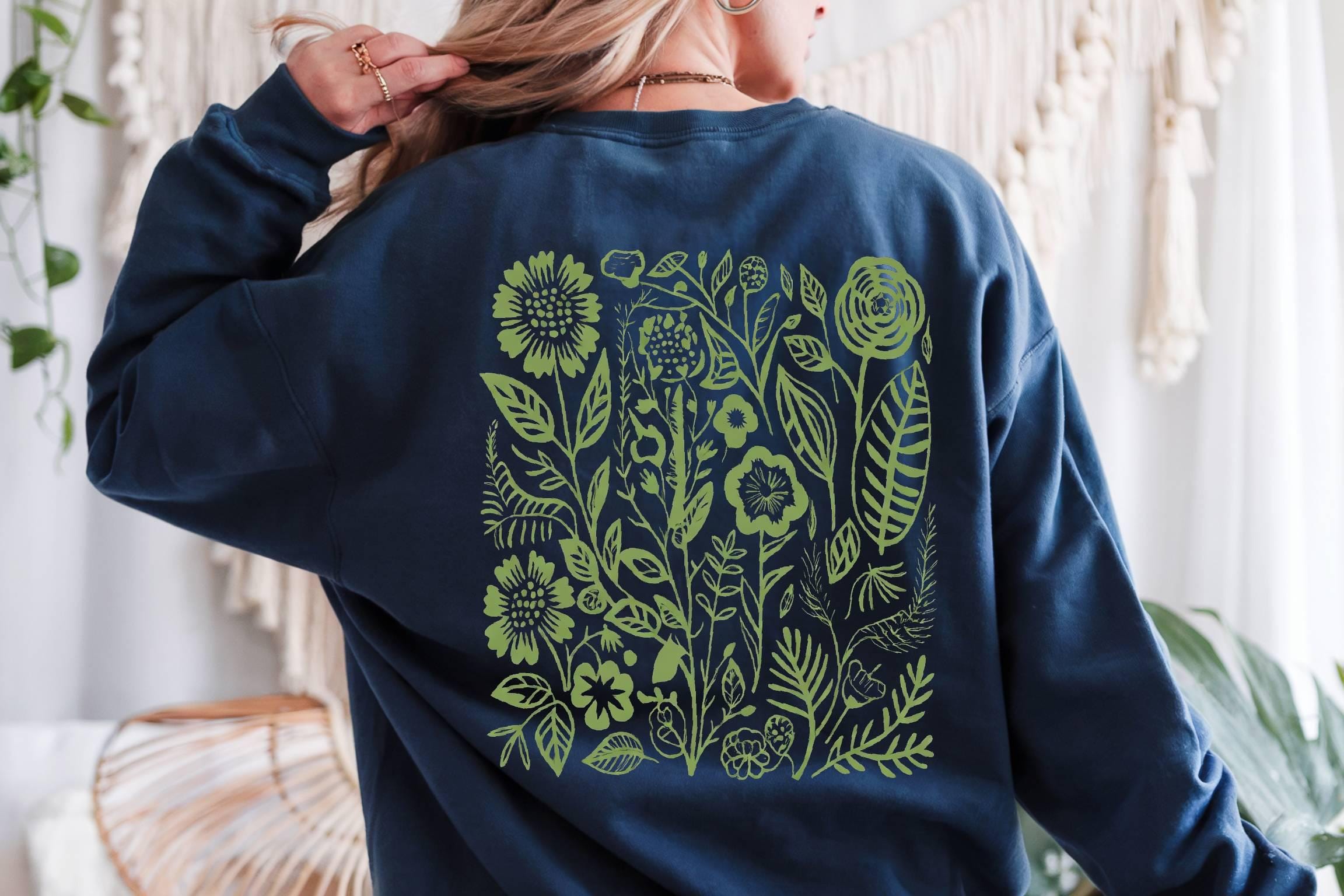 Botanical Wildflower Sweatshirt, Green Floral Back Print Unisex Crewneck