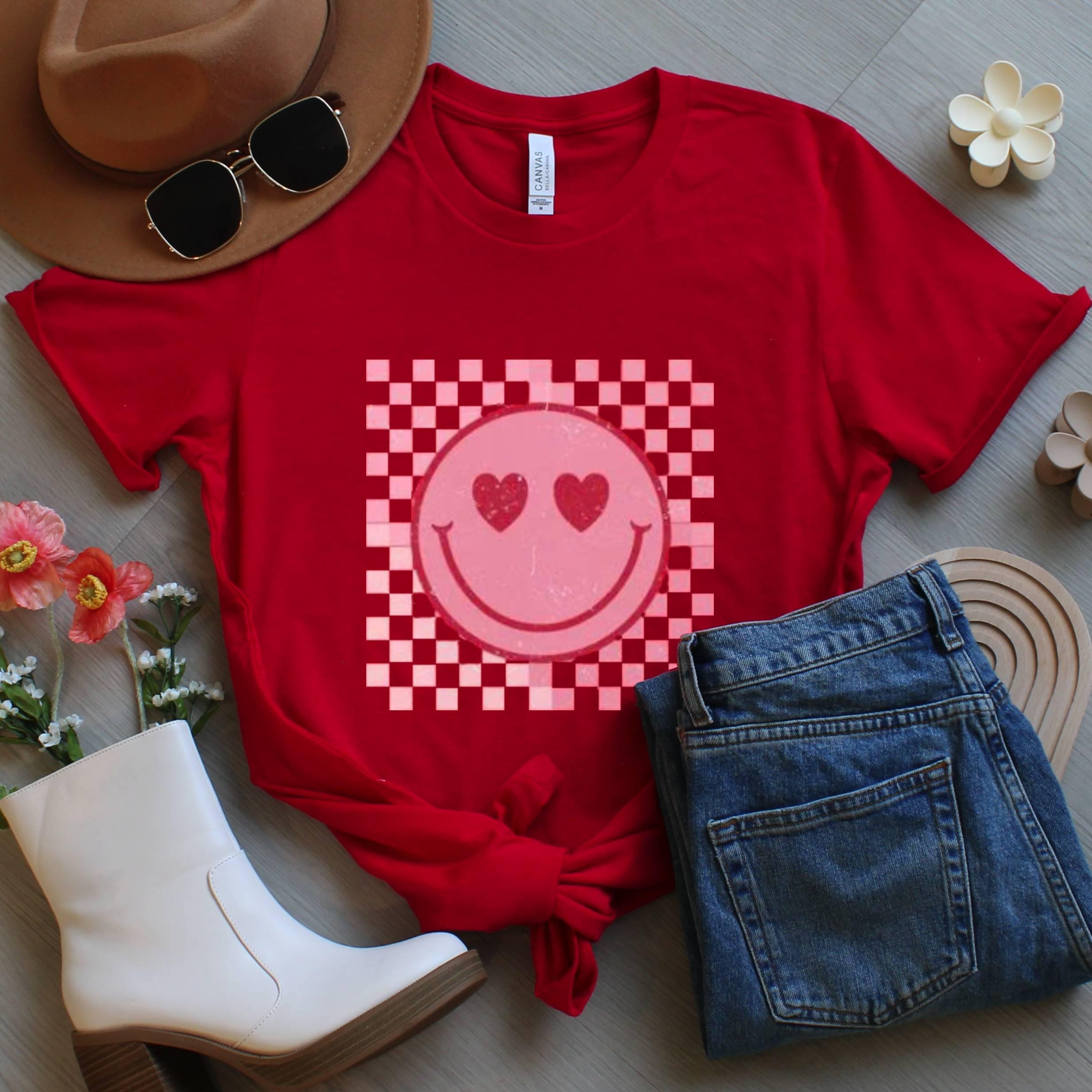 Retro Smiley Face T-Shirt: Red Checkerboard Heart Eyes, Y2K Graphic Top